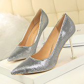 Elegáns női cipő flitterekkel, formális alkalomra