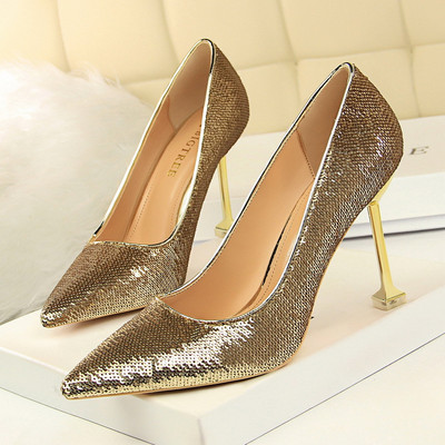 Elegáns női cipő flitterekkel, formális alkalomra