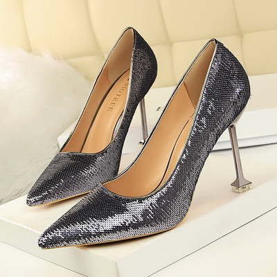 Elegáns női cipő flitterekkel, formális alkalomra