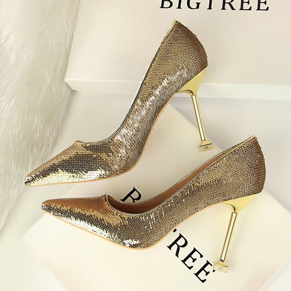 Elegáns női cipő flitterekkel, formális alkalomra