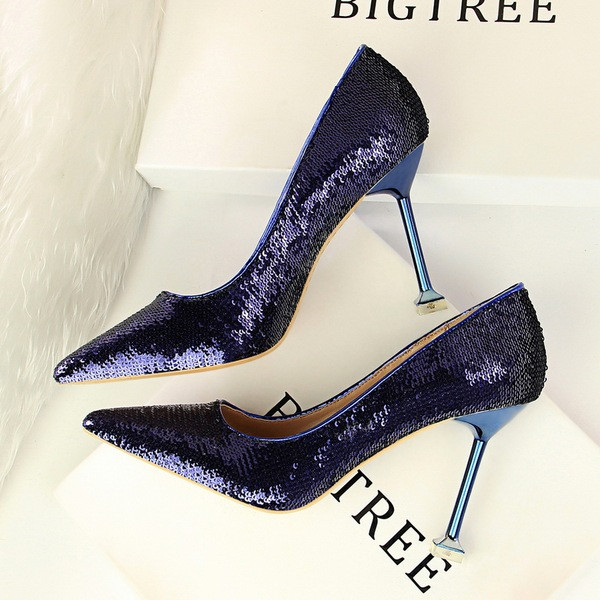 Elegáns női cipő flitterekkel, formális alkalomra