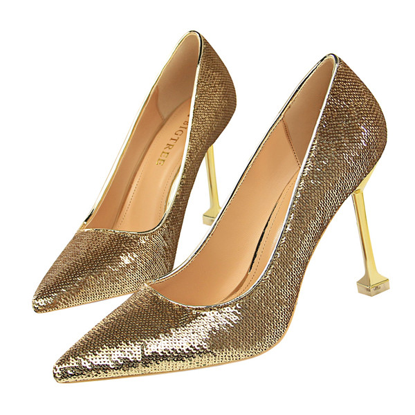 Elegáns női cipő flitterekkel, formális alkalomra