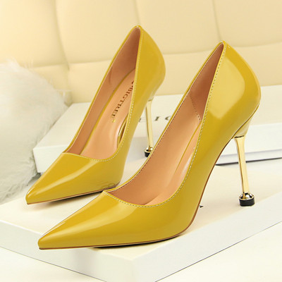 Női bőr cipő hegyes modell vékony sarkú