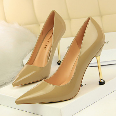 Női bőr cipő hegyes modell vékony sarkú