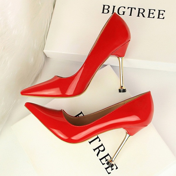 Női bőr cipő hegyes modell vékony sarkú