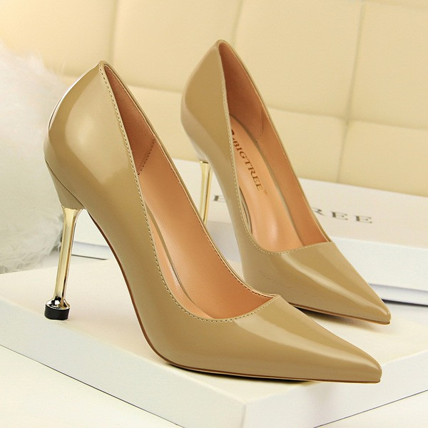 Női bőr cipő hegyes modell vékony sarkú