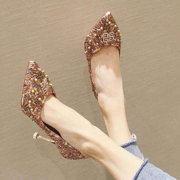 Női hegyes cipő gyöngyökkel és hímzéssel