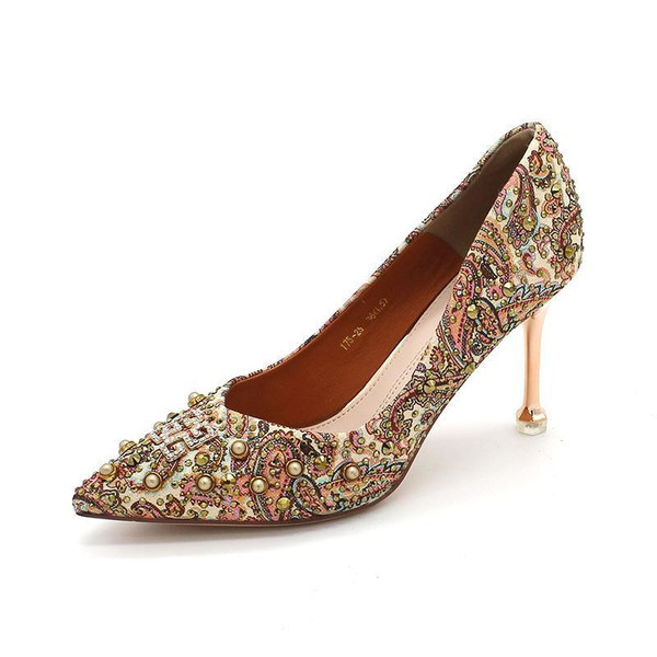 Női hegyes cipő gyöngyökkel és hímzéssel