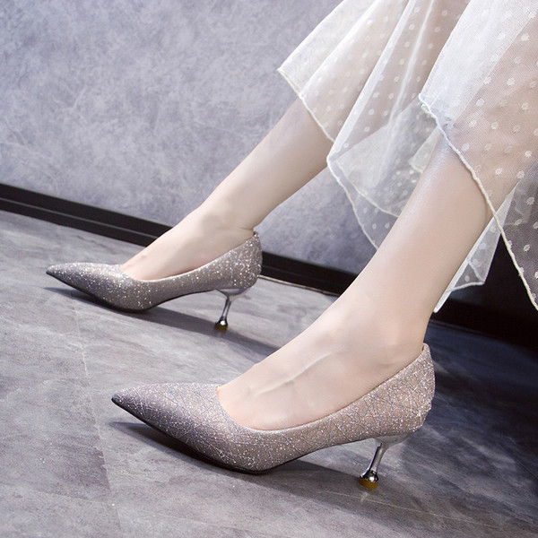 Stílusos női cipő fényes hatással, 6 cm-es sarokkal