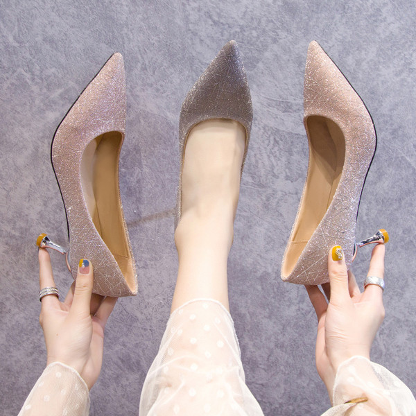Stílusos női cipő fényes hatással, 6 cm-es sarokkal