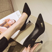 Modern női cipő hegyes modell kövekkel és felirattal