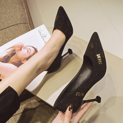 Modern női cipő hegyes modell kövekkel és felirattal