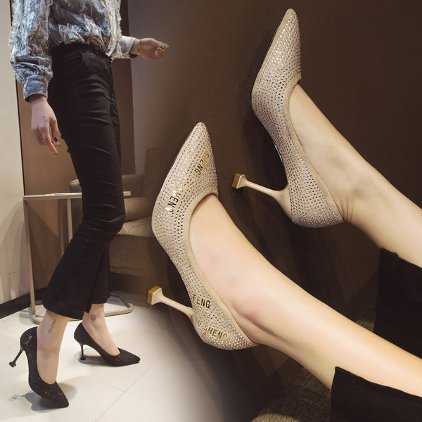 Modern női cipő hegyes modell kövekkel és felirattal