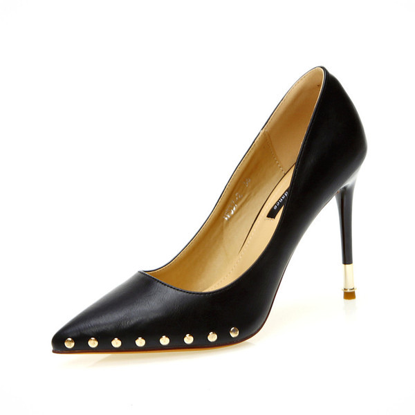 Modern női hegyes cipő szegecsekkel