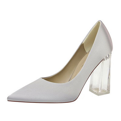 Ženski model cipela na špic s debelom prozirnom petom