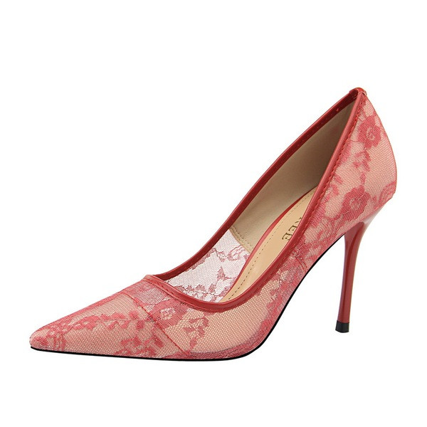 Modern női cipő magassarkúval és csipkével