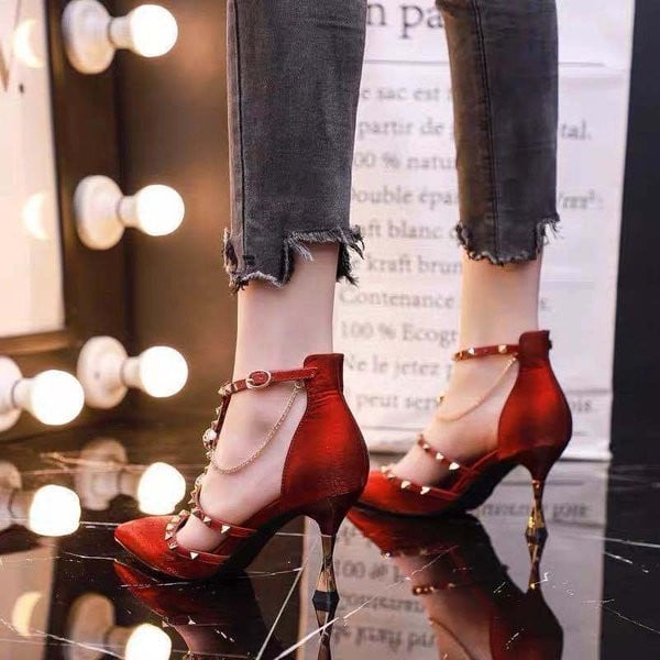 Női hegyes cipő fém elemekkel és csattal