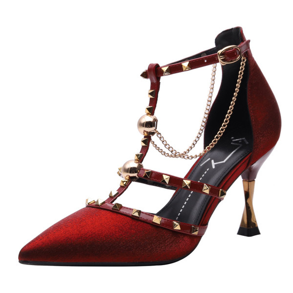 Női hegyes cipő fém elemekkel és csattal