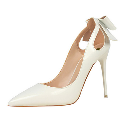 Modern női cipő kivágásokkal és szalaggal