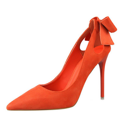 Modern női cipő kivágásokkal és szalaggal