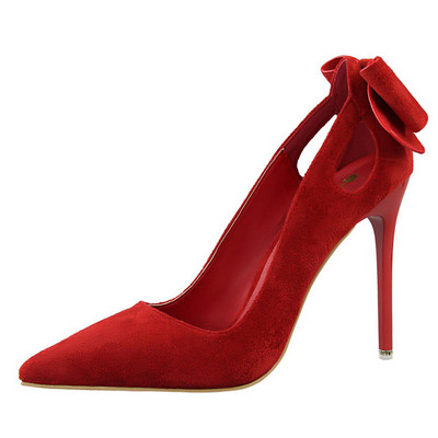 Modern női cipő kivágásokkal és szalaggal