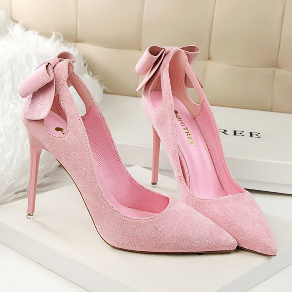 Modern női cipő kivágásokkal és szalaggal