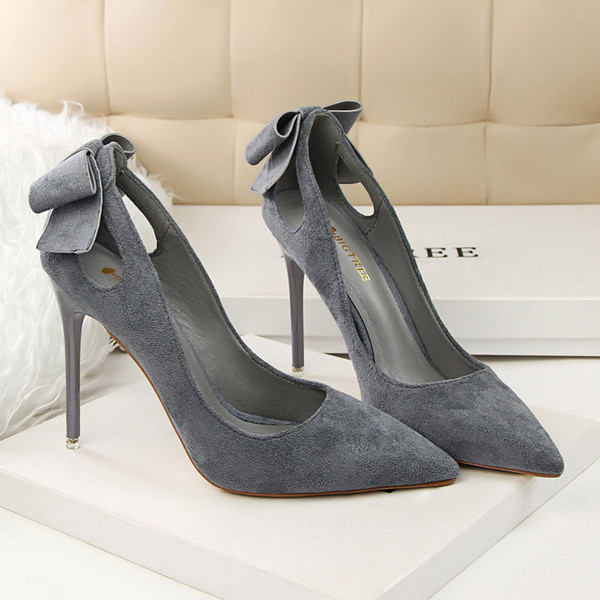 Modern női cipő kivágásokkal és szalaggal