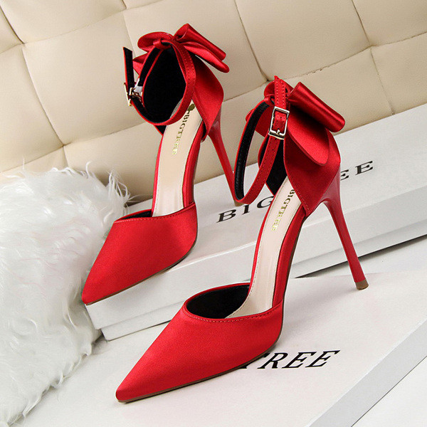 Stílusos női cipő hegyes modell magassarkúval és szalaggal