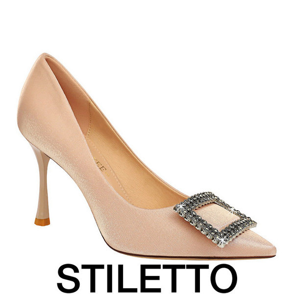 Γυναικεία σατέν παπούτσια με μεσαίο τακούνι και μεταλλική διακόσμηση με πέτρες