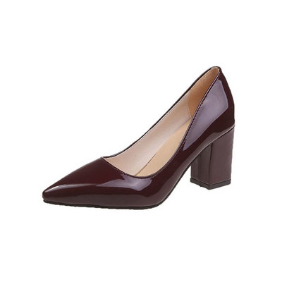 Lakkbőr cipő hegyes modell vastag sarokkal