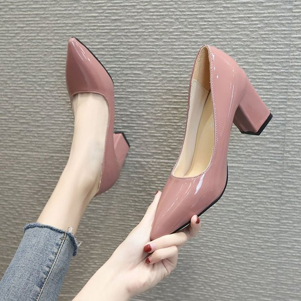 Lakkbőr cipő hegyes modell vastag sarokkal