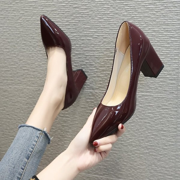 Lakkbőr cipő hegyes modell vastag sarokkal