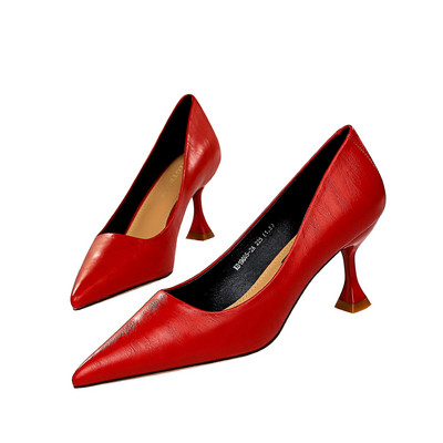 Κομψά γυναικεία παπούτσια κατασκευασμένα από έκο δέρμα με μη τυπικό τακούνι