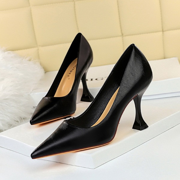 Κομψά γυναικεία παπούτσια κατασκευασμένα από έκο δέρμα με μη τυπικό τακούνι