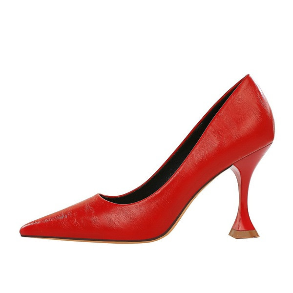 Κομψά γυναικεία παπούτσια κατασκευασμένα από έκο δέρμα με μη τυπικό τακούνι