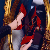 Stílusos női cipő magassarkúval és cipzárral