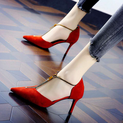 Stílusos női cipő magassarkúval és cipzárral