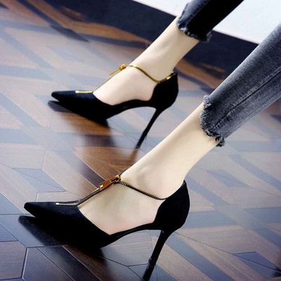 Stílusos női cipő magassarkúval és cipzárral