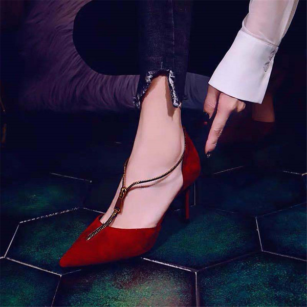 Stílusos női cipő magassarkúval és cipzárral