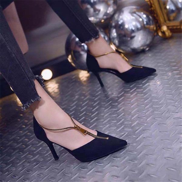 Stílusos női cipő magassarkúval és cipzárral