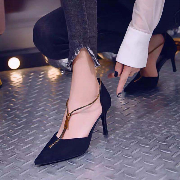Stílusos női cipő magassarkúval és cipzárral