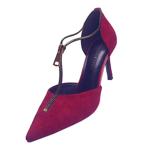 Stílusos női cipő magassarkúval és cipzárral