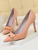 Σύγχρονα γυναικεία παπούτσια από οικολογικό σουέτ με μεταλλική διακόσμηση και ψηλά τακούνια