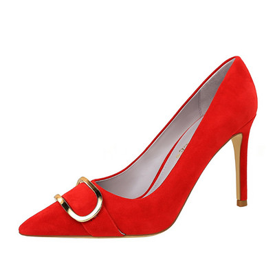 Σύγχρονα γυναικεία παπούτσια από οικολογικό σουέτ με μεταλλική διακόσμηση και ψηλά τακούνια