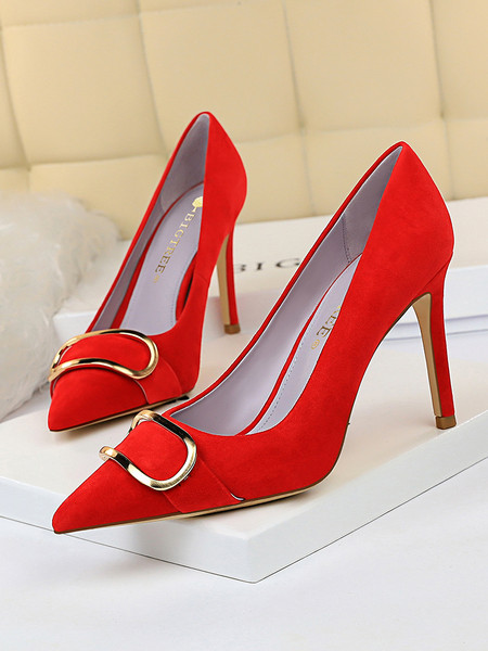 Σύγχρονα γυναικεία παπούτσια από οικολογικό σουέτ με μεταλλική διακόσμηση και ψηλά τακούνια