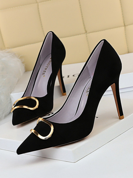 Σύγχρονα γυναικεία παπούτσια από οικολογικό σουέτ με μεταλλική διακόσμηση και ψηλά τακούνια