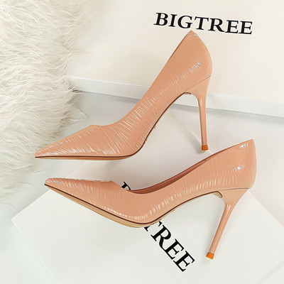 Γυναικεία κομψά παπούτσια κατασκευασμένα από έκο δέρμα με λεπτά τακούνια