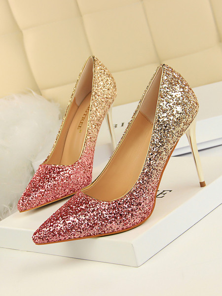 Fényes női cipő hegyes modell 9,5 cm sarokkal