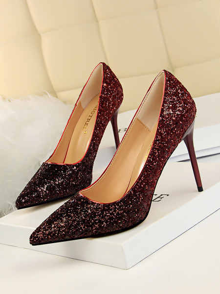 Fényes női cipő hegyes modell 9,5 cm sarokkal