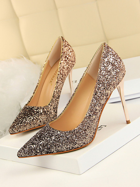 Fényes női cipő hegyes modell 9,5 cm sarokkal